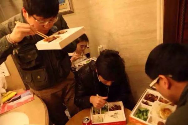 映象网记者何叶：网媒记者需要时刻紧绷神经，除一些策划任务外，新闻还需做到&ldquo;快、精、准&rdquo;和融合传播。映象网四名文字记者一名摄影记者，采用群狼战术，采访写稿轮流转，边采边录，一次采访，生成多种形态的新闻产品。同时，还需及时、不断聚合各种媒体的相关新闻产品，努力实现&ldquo;融合改变传播&rdquo;。10